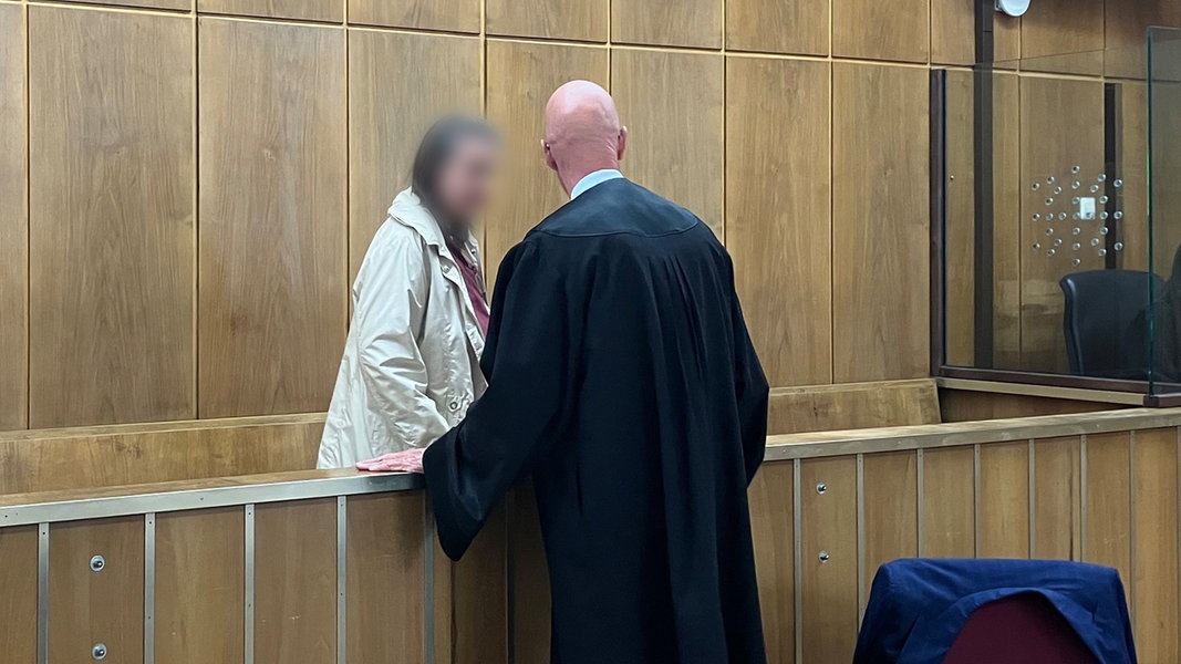 Eine 50 Jahre alte Angeklagte spricht mit ihren Verteidiger am Landgericht Hannover.
