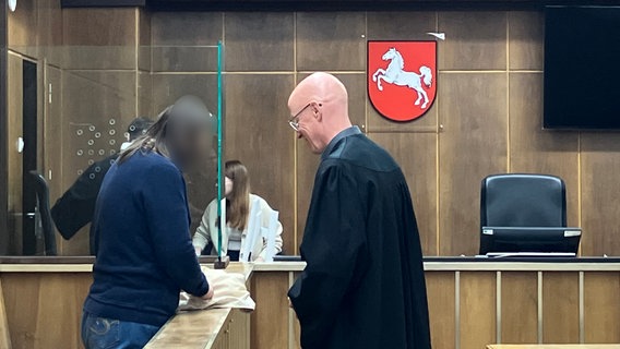 Eine Angeklagte spricht in einem Saal des Landgerichts Hannover mit ihrem Verteidiger. © picture alliance/dpa | Christina Sticht Foto: Christina Sticht