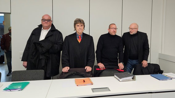 Der Kläger Jens Windel (Zweiter von rechts) wartet mit seinen Anwälten im Sitzungssaal auf den Prozessbeginn gegen das Bistum Hildesheim. © NDR / Bernd Reiser Foto: Bernd Reiser