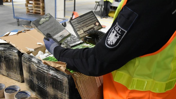 Der Zoll Hannover mit beschlagnahmten Feuerwekrskörpern. © Hauptzollamt Hannover 