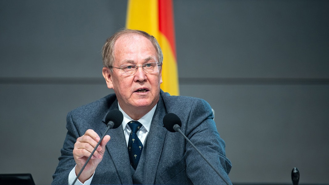 Jozef Rakicky (AfD), Alterspräsident, eröffnet die 1. Sitzung des Niedersächsischen Landtages der 19. Wahlperiode. 
