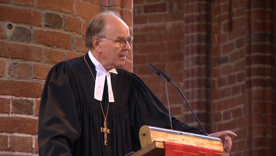 Landesbischof Ralf Meister beim Einweihungsgottesdienst der neuen Kirchenfenster in der Marktkirche in Hannover © NDR 