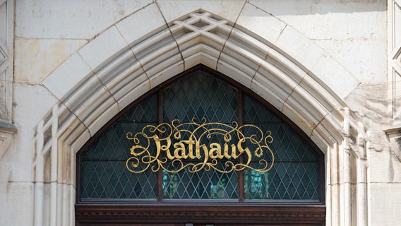 Am Eingang des Rathauses hängt über der Tür ein goldenes, verschnörkeltes Schild mit der Aufschrift "Rathaus". © picture alliance Foto: Christophe Gateau