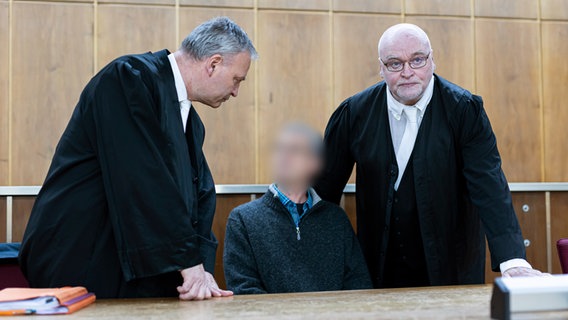 Der Angeklagte (M) sitzt vor Verhandlungsbeginn in einem Gerichtssaal im Landgericht Hannover. © dpa-Bildfunk Foto: Michael Matthey