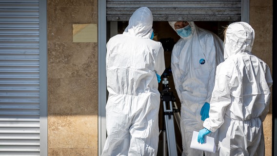 Mitarbeiter der Spurensicherung stehen an einem Juweliergeschäft in der Innenstadt von Hannover, das ausgeraubt worden ist. © Picture Alliance/ DPA Bildfunk Foto: Moritz Frankenberg