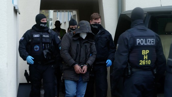 Bundespolizisten führen einen Mann im Rahmen einer Razzia ab. © Hannover Reporter 