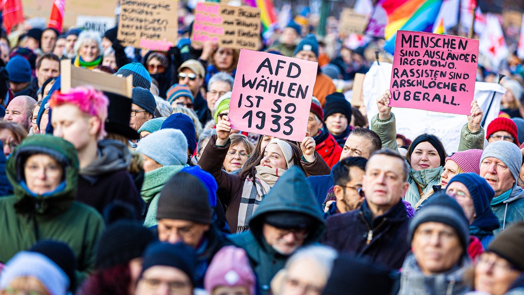 Zahlreiche Menschen nehmen an einer Demonstration gegen Rechtsextremismus auf dem Opernplatz Hannover teil. 