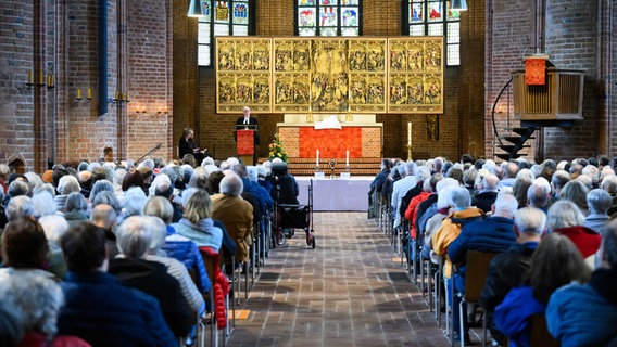 Landesbischof Ralf Meister spricht in der Marktkirche während eines Gottesdienstes am Reformationstag. © dpa Foto: Julian Stratenschulte