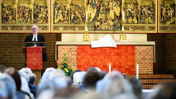 Landesbischof Ralf Meister spricht in der Marktkirche während eines Gottesdienstes am Reformationstag. © dpa Foto: Julian Stratenschulte