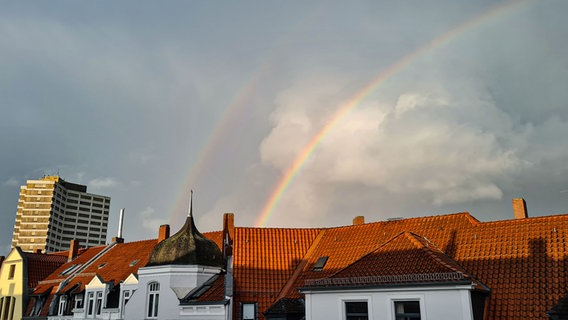 Doppelter Regenbogen über den Dächern von Hannover-Linden am Montagabend. © NDR 