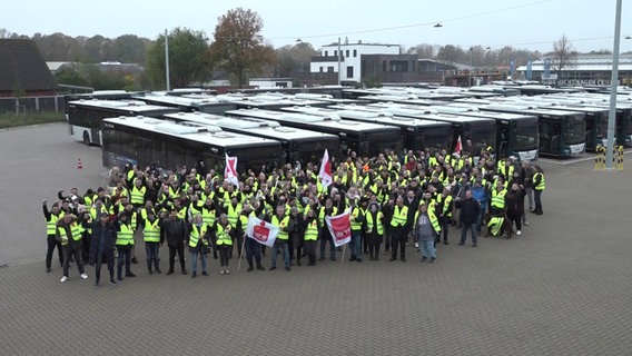 Beschäftigte von regiobus stehen bei einer Kundgebung an einem Betriebshof. © picture alliance/dpa 