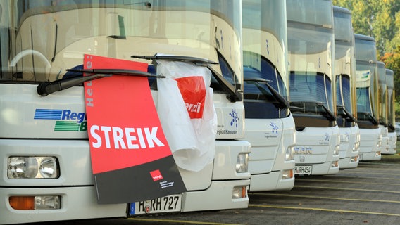 Ein Streikplakat hängt an einem Bus des Unternehmens RegioBus. © picture alliance / dpa | Holger Hollemann Foto: Holger Hollemann