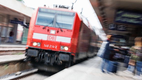 Eine Regionalbahn der Deutschen Bahn fährt am Morgen im Hauptbahnhof Hannover (Aufnahme mit längerer Verschlusszeit). © dpa-Bildfunk Foto: Michael Matthey