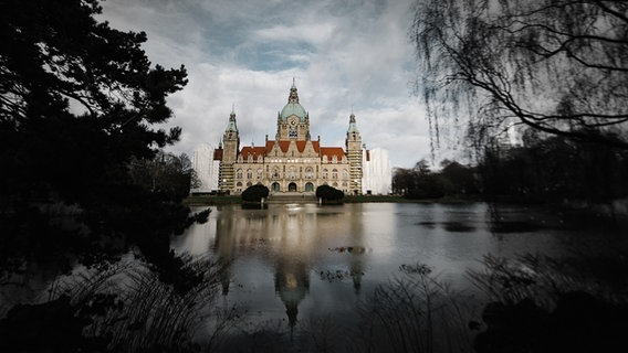 The town hall at the Maschsee.  © NDR Photo: Julius Matuschik