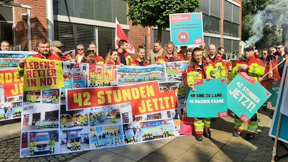 Protest von Rettungsdienstmitarbeitenden mit Transparenten, Trillerpfeifen und Warnwesten für bessere Arbeitszeiten. © Gewerkschaft ver.di Foto: Annette Klausing