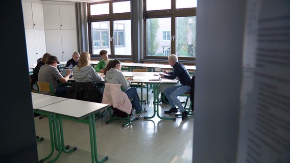 Schülerinnen und Schüler einer BBS in Rinteln sitzen in einem Klassenzimmer. © NDR 