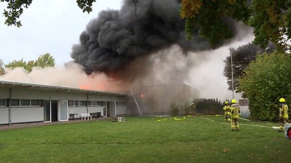 Einsatzkräfte der Feuerwehr löschen ein brennendes Gebäude an einem Sportpark in Ronnenberg. © TeleNewsNetwork 