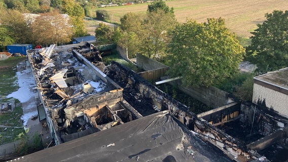 Verkohlte Gebäude nach einem Brand im Sportpark in Ronnenberg. © Stadtfeuerwehr Ronnenberg Foto: Stadtfeuerwehr Ronnenberg