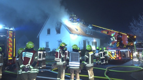 Einsatzkräfte der Feuerwehr stehen vor einem brennenden Haus in Ronnenberg. © TeleNewsNetwork 