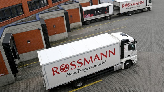 Auf dem Frachthof der Hauptverwaltung der Rossmann GmbH in Burgwedel stehen mehrere Lastwagen beim Be- und Entladen. © picture alliance/dpa Foto: Holger Hollemann