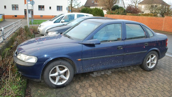 Der dunkelblaue Opel ist mutmaßlich das Fluchtfahrzeug in einem Tötungsdelikt. © Polizeiinspektion Hildesheim 