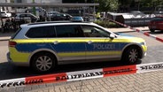 Ein Polizeiauto steht hinter Absperrband am Tatort in Sarstedt. © NonstopNews Aktuell 