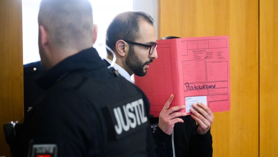 Der Angeklagte (r) kommt mit seinem Anwalt Roy Khalaf in den Gerichtssaal im Landgericht Hildesheim. © Julian Stratenschulte/dpa Foto:  Julian Stratenschulte