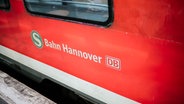 Eine S-Bahn steht an einem Bahnsteig. © NDR Foto: Julius Matuschik