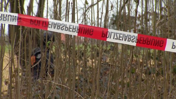 Ein Waldstück ist mit Polizeiband abgesperrt. © HannoverReporter 