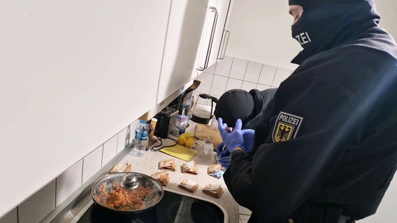 Beamte der Bundespolizei durchsuchen eine Wohnung. © Bundespolizeidirektion Bad Bramstedt 