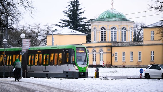 Eine Stadtbahn der Hannoverschen Verkehrsbetriebe Üstra bei Schnee am Berggarten an den Herrenhäuser Gärten. © dpa-Bildfunk Foto: Julian Stratenschulte/dpa