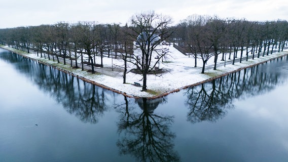 Eine leichte Schneedecke liegt in den Herrenhäuser Gärten. © dpa-Bildfunk Foto: Julian Stratenschulte/dpa