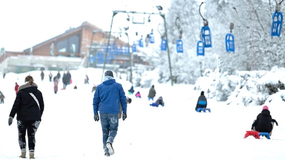 Wintersportler sind in Torfhaus am Rodellift "Brockenblick" auf einer Schlittelpiste unterwegs. (Archivbild) © dpa-Bildfunk Foto: Swen Pförtner/dpa