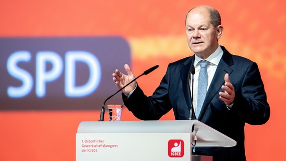 Federal Finance Minister and Chancellor candidate Olaf Scholz (SPD) speaks at the 7th Ordinary Trade Union Congress of the Mining, Chemical and Energy Industrial Union (IG BCE).  © dpa photo: Hauke-Christian Dittrich