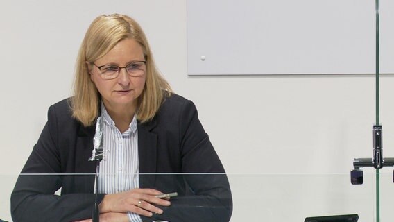 Claudia Schröder, deputy head of the Corona crisis team in Lower Saxony, gives a press statement.  © NDR 