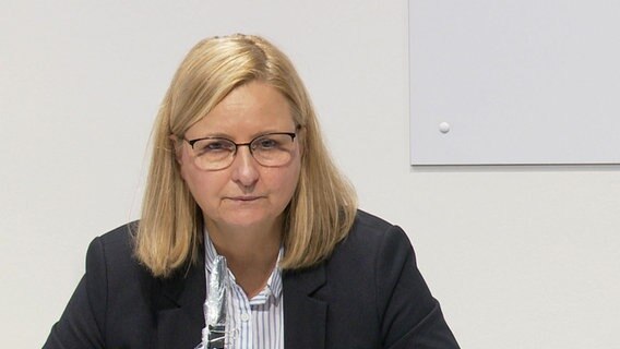 Claudia Schröder, deputy head of the Corona crisis team in Lower Saxony, at the state press conference.  © NDR 