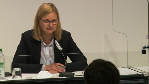 Claudia Schröder from the Lower Saxony crisis team at the state press conference.  © NDR 