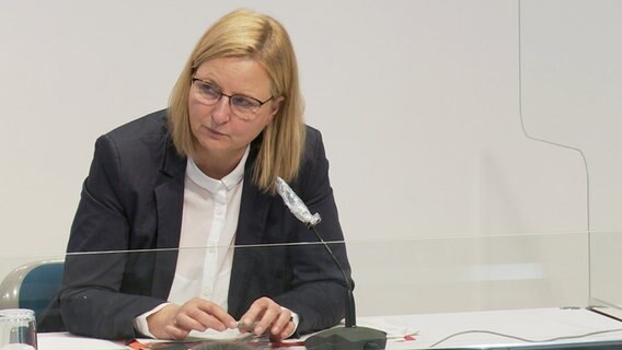 Claudia Schröder from the Lower Saxony crisis team at the state press conference.  © NDR 