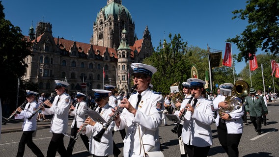 Eine Musikkapelle marschiert während des Schützenausmarsches durch die Innenstadt von Hannover. © dpa-Bildfunk 