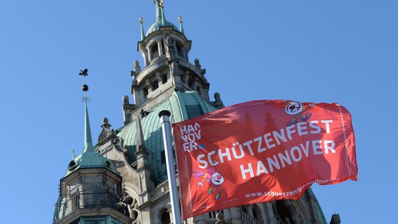 Ein Fahne des Schützenfests Hannover häbgt vor dem Neuen Rathaus in Hannover. © picture alliance/dpa Foto: Swen Pförtner