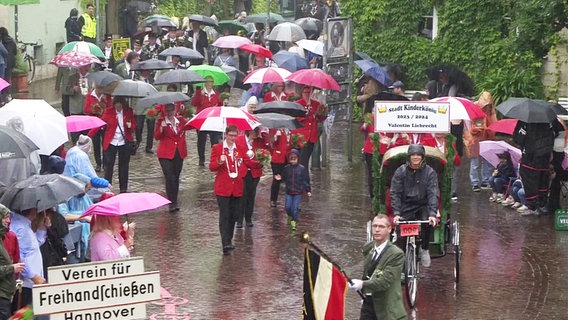 Zahlreiche Menschen nehmen bei Regenwetter am Schützenausmarsch in Hannover teil. © NDR 