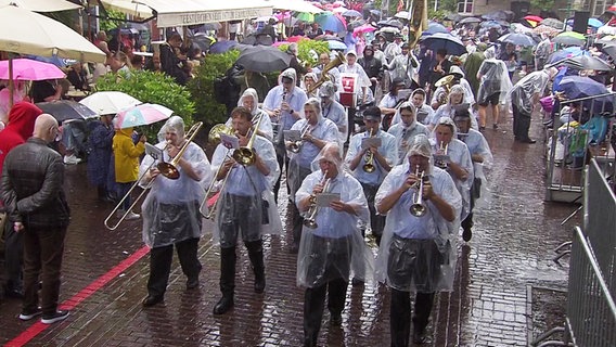 Zahlreiche Menschen nehmen bei Regenwetter am Schützenausmarsch in Hannover teil. © NDR 