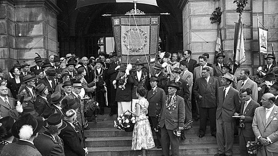 Historisches Foto vom 03.07.1955 vom Festzug beim Bundesschießen. © HAZ-Hauschild-Archiv, Historisches Museum Hannover 