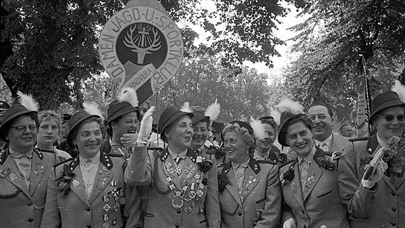 Historisches Foto von den Teilnehmern des Festzugs beim Bundesschießen in Hannover. © HAZ-Hauschild-Archiv, Historisches Museum Hannover 