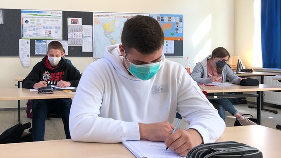 Schüler sitzen mit Masken im Unterricht.  Foto: Torben Hildebrandt