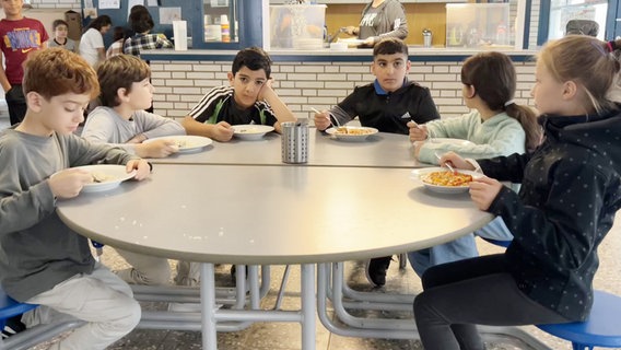 Schüler beim kostenlosen Schulessen in der Grundschule Mühlenberg in Hannover © NDR Foto: Hannah Freitag