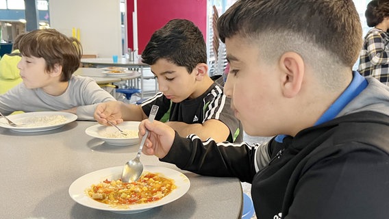 Schüler beim kostenlosen Schulessen in der Grundschule Mühlenberg in Hannover © NDR Foto: Hannah Freitag