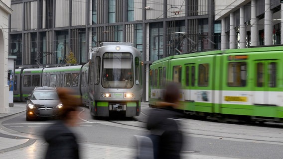 Zwei Stadtbahnen fahren vor der Ernst-august Galerie aneinander vorbei. © dpa Foto: Holger Hollemann