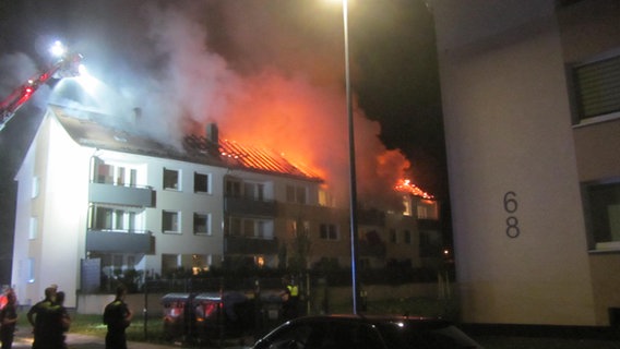 Der Dachstuhl von einem Mehrfamilienhaus in Seelze steht in Flammen. © Freiwillige Feuerwehr Seelze 