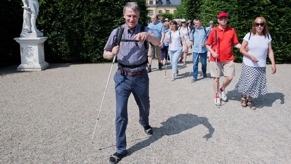 Der blinde Martin Rembeck führt eine Gruppe Blinder und Sehbehinderter durch die Herrenhäuser Gärten. © dpa-Bildfunk Foto: Julian Stratenschulte